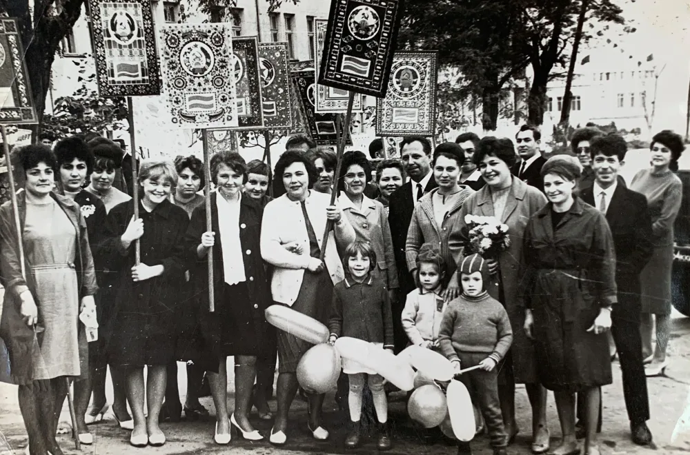 Колонна работников Анапской типографии на первомайской демонстрации 1965