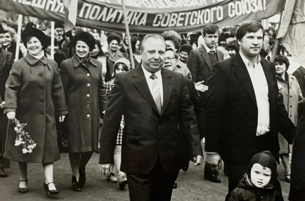 Колонна работников культуры на первомайской демонстрации 1987